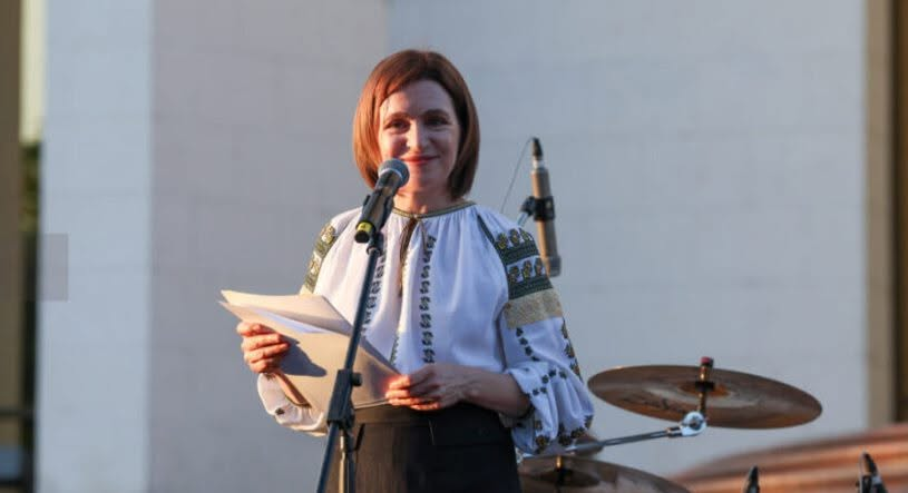 Maia Sandu vorbește la microfon